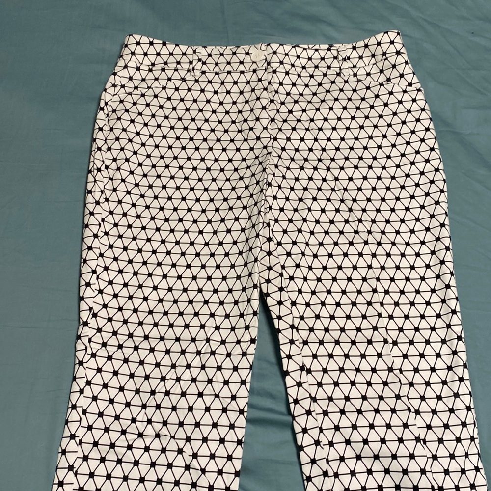 Cropped pant from New York & Company. Size 4.